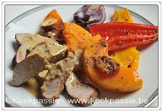 kookpassie.be - In oven gegaarde groenten: pompoen, wortel, rode ui en zoete paprika met olijfolie en kruiden (tijm, gember, paprika, komijn, salie en venkelzaadjes) met kalfsvlees (ISPC, achtermuis gevliesd rond - Slagerij Kaldenberg, NL) en peperroomsaus