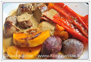 kookpassie.be - In oven gegaarde groenten: pompoen, wortel, rode ui en zoete paprika met olijfolie en kruiden (tijm, gember, paprika, komijn, salie en venkelzaadjes) met restje worstjes en peperroomsaus