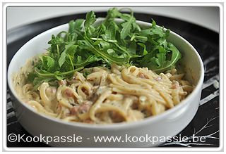 kookpassie.be - Linguini met kaasbechamel gemengd met gebakken champignons, hamblokjes en ruccola