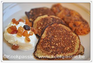 kookpassie.be - Ontbijt: Havermout ontbijt pannenkoeken met griekse yoghurt en aardbei-abrikozen moes en gedroogd fruit