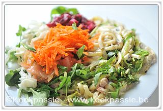 kookpassie.be - Linguini met kaasbechamel gemengd met gebakken champignons, hamblokjes en diverse rauwe groenten