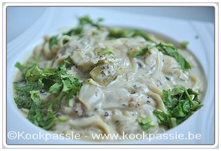 kookpassie.be - Linguini met kaasbechamel gemengd met gebakken champignons, hamblokjes en gestoomde witloof