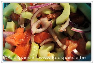 kookpassie.be - Rauwe groentjes maken: komkommer, rode ui en coeur de boeuf tomaat