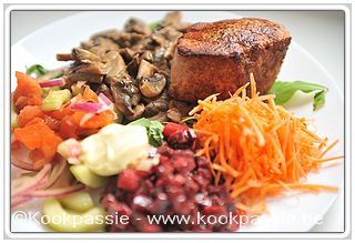kookpassie.be - Varkenshaasje (Makro, the best) met champignons 1159 (Recept Pascale Naessens) en rauwe groentjes (2dagen)
