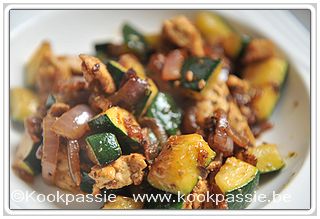 kookpassie.be - Gebakken kip met ui, look, courgette en parmezaan en italtiaanse kruiden (ISPC, nieuw)