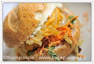 kookpassie.be - Bruine pistolet met kaaskiphamburger, gebakken ui met look, wortel, sla en pittasaus