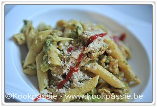 kookpassie.be - Penne met broccoli, kippengehakt, ui en zure room (2 dagen)