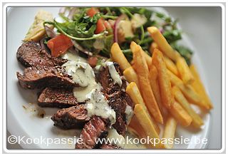 kookpassie.be - Filet pur (Colruyt) met olijfolie en chimichurri, salade van rode ui, artisjok, coeur de boef tomaat, ruccola 1/2