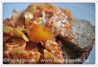 kookpassie.be - Spitskool met tomatensaus (Bertolli, Pastasaus tradizionale) en fricandon (vriezer) met eitje