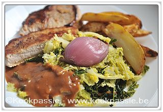 kookpassie.be - Kalfsvlees met aardappelen en rode ui in de oven, savooi en jagersaus (155)
