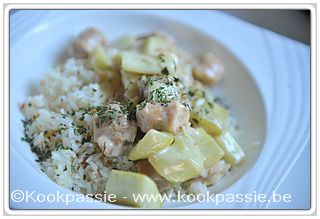 kookpassie.be - Gebakken ui met courgette en kippenworst, saus: room met peterselie, gember, citroengras samen met restje rijst