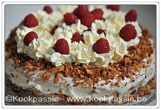 kookpassie.be - Biscuit opgevuld met rode bessenconfituur, crème pâtissière en afgewerkt met slagroom (+ 1 zakje klopfix + 2 el poedersuiker), Brésilienne nootjes en frambozen 1/3