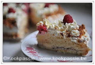 kookpassie.be - Biscuit opgevuld met rode bessenconfituur, crème pâtissière en afgewerkt met slagroom (+ 1 zakje klopfix + 2 el poedersuiker), Brésilienne nootjes en frambozen 1/3