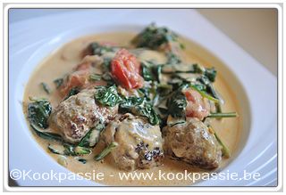 kookpassie.be - Kruidige gehaktballetjes in currysaus met spinazie en tomaatjes (Pascale Naessens)