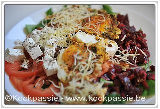 kookpassie.be - Rode bietensla, veldsla, tomaat, griekse feta, mozzarella met een gebakken eitje en gemalen kaas - naar analogie PN PE 48/49