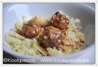 kookpassie.be - Gebakken spitskool met Thaise kipballetjes