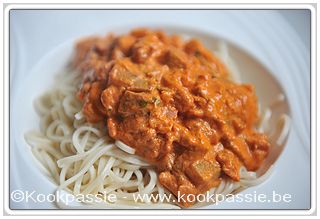kookpassie.be - Udon noedels met aubergine, tomaatsaus en gekookte ham gekruid met koriander