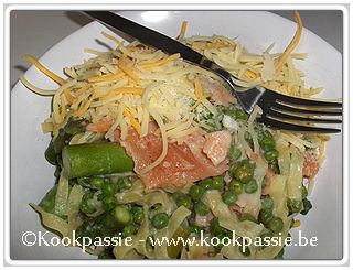 kookpassie.be - Wokpasta met groene asperges, erwtjes en gerookte zalm