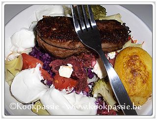 kookpassie.be - Paardebiefstuk, gebakken patatje, yoghurt en rauwe groenten