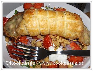 kookpassie.be - Hesp-kaasrolletje met sla, wortelen, aardbeien, kikkererwten, gedroogde ui, rode ui en tomaat