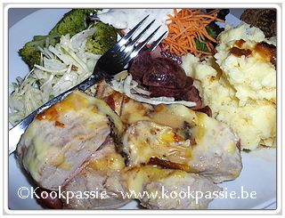 kookpassie.be - Varkenshaasje met spek, light Ziz kaas en olijfolie 30 min in de oven 180°C met rauwe groenten en puree
