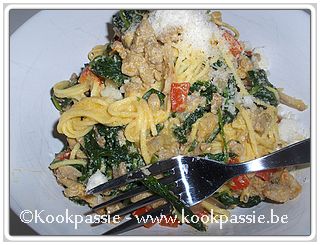 kookpassie.be - Kip, spinazie, rode paprika en courgette in curry-ricotta saus met Parmezaan