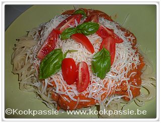 kookpassie.be - Cappelini met Mana Bolognaise saus, room, look, sambal en eerste kleine romatomaatjes