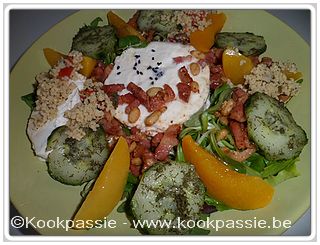 kookpassie.be - Koude schotel met verse turkse kaas, gebakken spekjes, pijnboompitten, peches, komkommers en salade