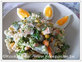kookpassie.be - Spirellisalade met de restjes, gebraden kipfilet (Lidl) en gekooktje eitjes