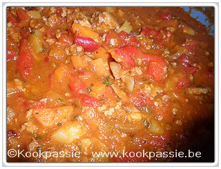 kookpassie.be - Pasta met saus van eigen tomaten, zoete gepelde paprikas