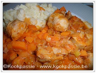 kookpassie.be - Witte worst gebakken met wortel, prei, ui en look met verse tomatensaus en puree