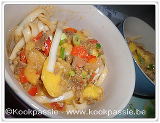 kookpassie.be - Pitta vlees met Udonnoedels, zoete paprika, mango, pijpajuin en cocosmelk