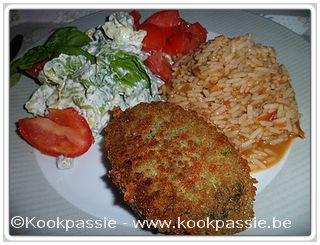 kookpassie.be - Veggie burger met rijst en sla met tomaten, de saus bij de rijst was een diepgevroren restje van Osso Bucco