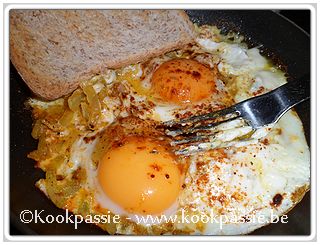 kookpassie.be - Gebakken eitjes met ui, gorgonzola en kruiden