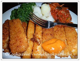 kookpassie.be - Fishsticks met gekookte aardappelen en diepvriesspinazie en rest tomatensaus