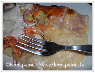 kookpassie.be - Witloof, hesp en rest bechamelsaus in de oven met rauwe groenten en pita-yoghurtsaus