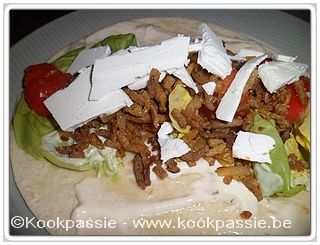 kookpassie.be - Wrap met pitta, sla, tomaat, kaas en pittasaus