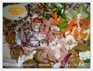 kookpassie.be - Salade, veldsla, kleine tomaatjes, geraspte wortelen, pijpajuin, groene olijven, feta, gekookt eitje, quinoa mengeling en tonijn
