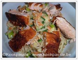 kookpassie.be - Spaghetti rustica met courgette, ui, wortel, look, room, ei en gebakken zalm