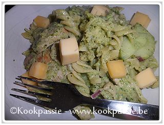 kookpassie.be - Restjesdag - Gebakken kalfsvlees met komkommer, broccoli, ruccolapesto, kaasblokjes, rode ui en light room