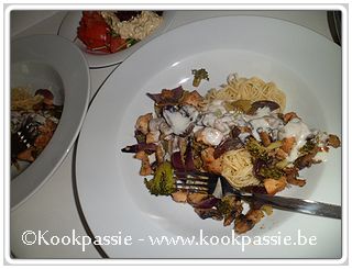 kookpassie.be - Kip - Kip met broccoli, champignons en rode ui met gorgonzola saus