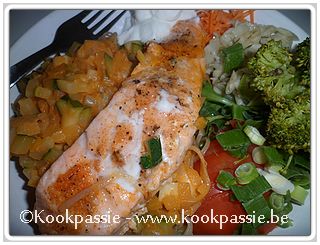 kookpassie.be - Pikante zalm met courgettes, ui en look in rode currysaus