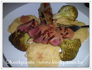 kookpassie.be - Hindesteak met jagersaus, spekjes & gebakken witloof met broccoli