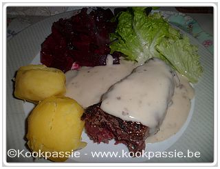 kookpassie.be - Paardeentrecote van de markt met rode bietjes, sla, gekookte aardappel en champignonsaus (Knor)