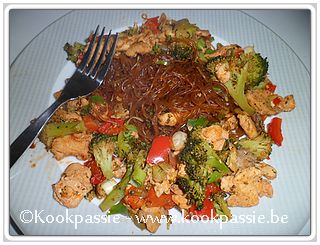 kookpassie.be - Kippengyros met broccoli, rode paprika en glasnoedels