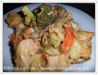 kookpassie.be - Spitskool, broccoli, rode paprika met kip en kokosroom saus met paprika en curry en Sobanoedels