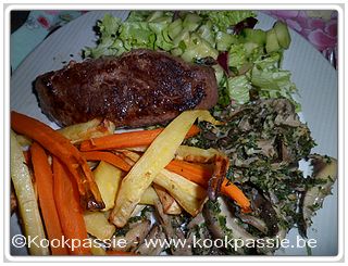 kookpassie.be - Steak met pastinaak en wortelfrietjes, sla, komkommer en rode ui en gebakken oesterzwammen met look en peterselie