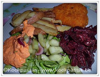 kookpassie.be - Kipburger met champignons, rauwkost , aardappelen in de oven (1069) en Ajvar yoghurtsaus (1070)