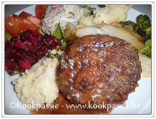 kookpassie.be - Ierse beefburger, paddenstoel & salie (AH) met witloof, broccoli en jagersausje (155)