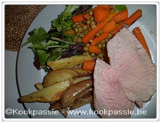 kookpassie.be - Rosbief met gebakken aardappelen, worteltjes en erwtjes